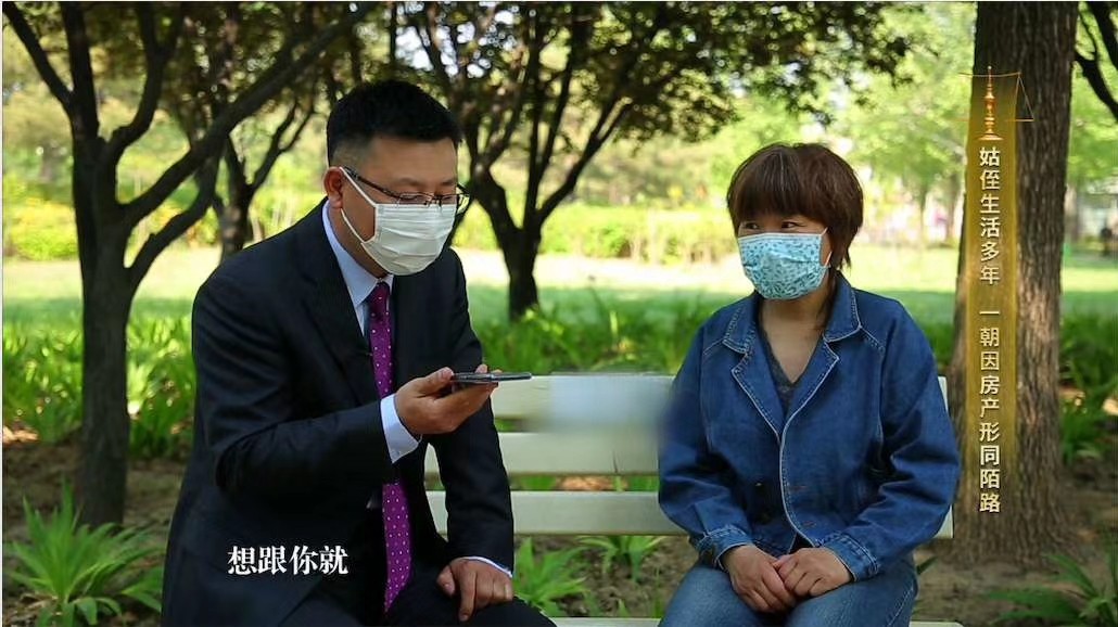 靳双权律师正在为当事人排忧解难